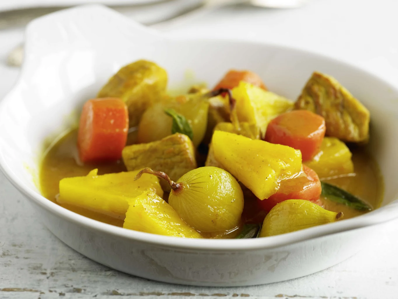 Schweinsragout mit Karotten und Ananas