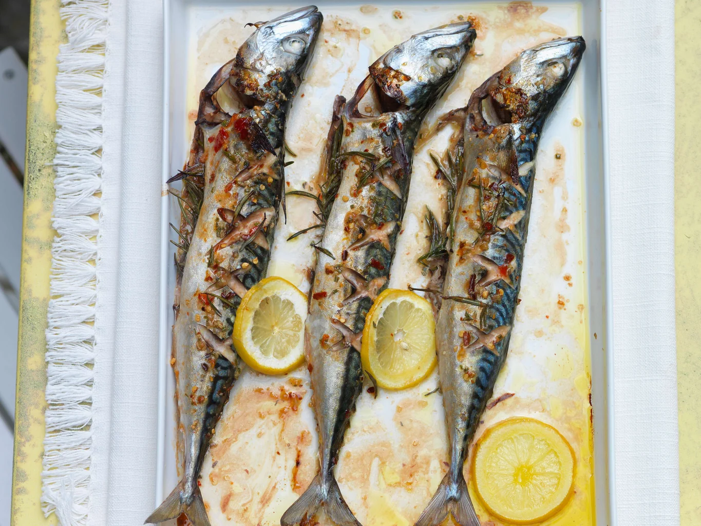 Sgombro con marinata di pomodoro piccante