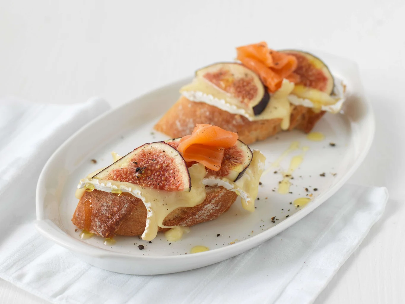Crostini con brie, fichi e salmone affumicato