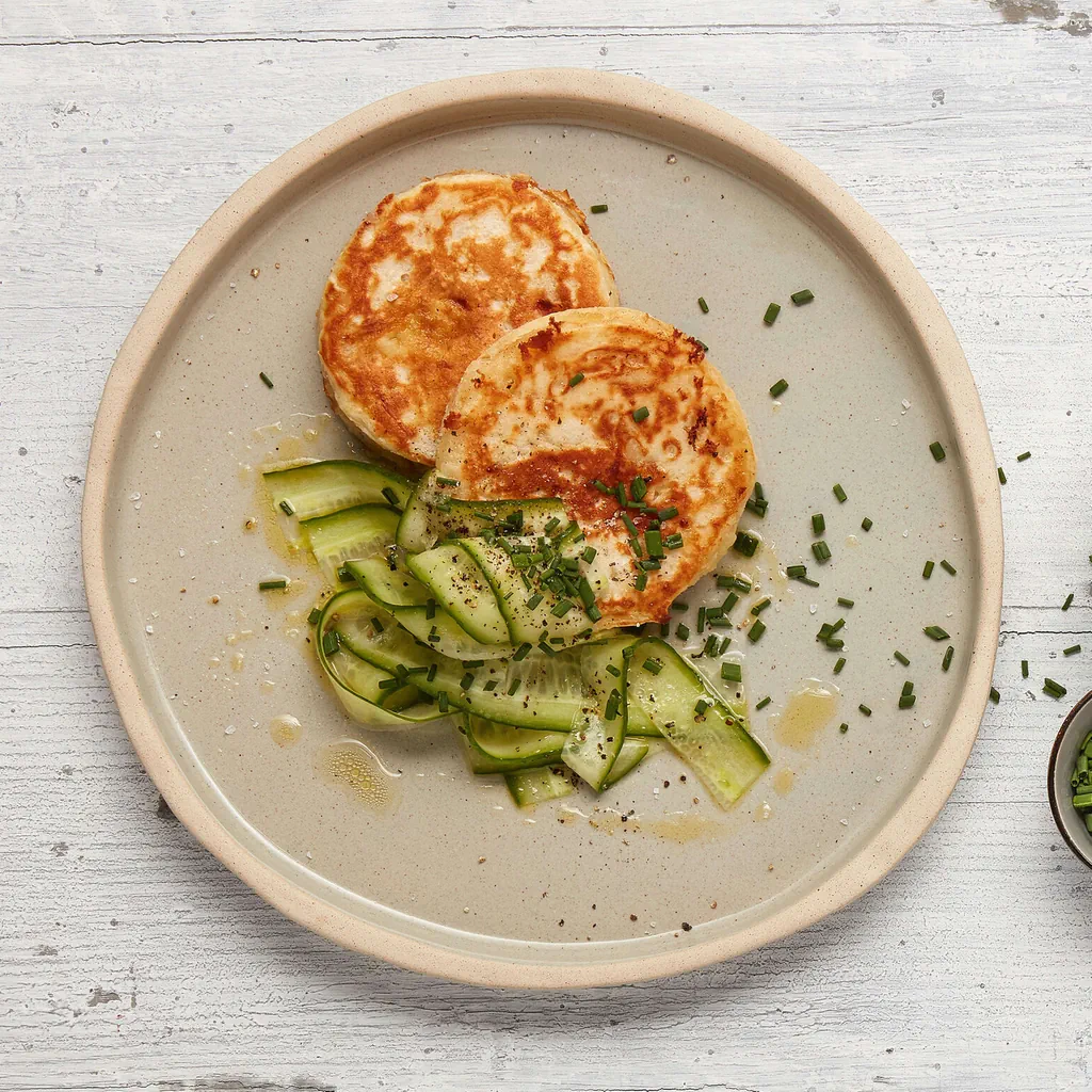 Crumpets au gruyère avec salade de concombre 