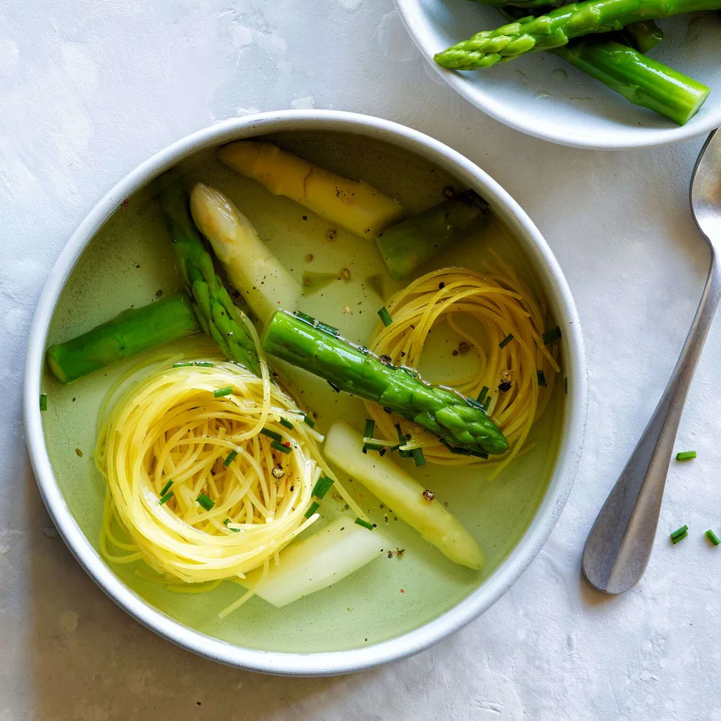 Bouillon d'asperges avec nids de nouilles
