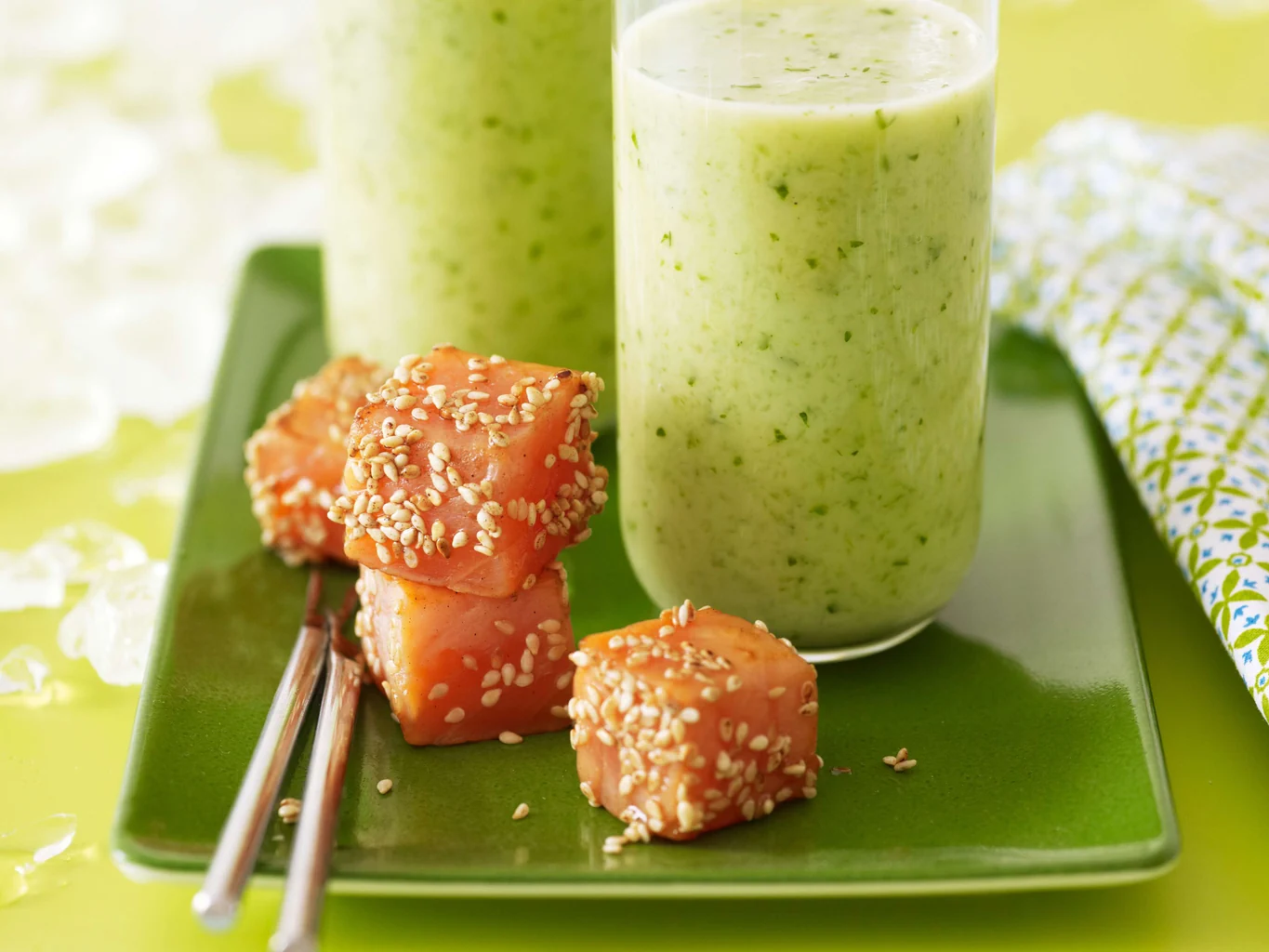Kalte Gurken-Koriander-Suppe mit Teriyaki-Lachs