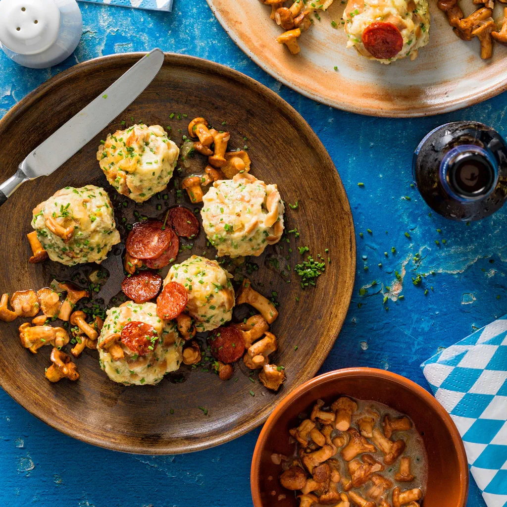 Breznknödel avec chanterelles au chorizo