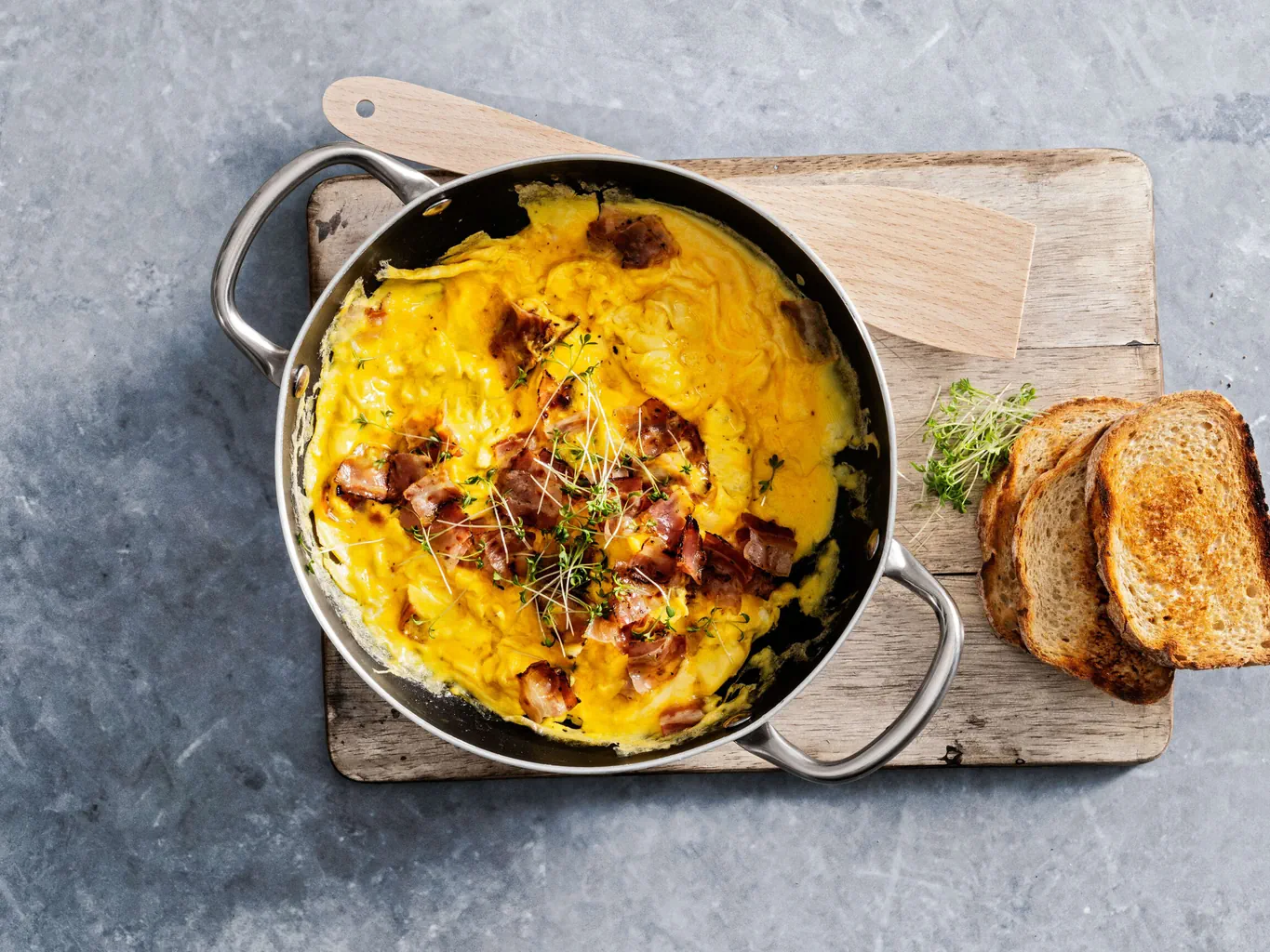 Oeufs brouillés au lard