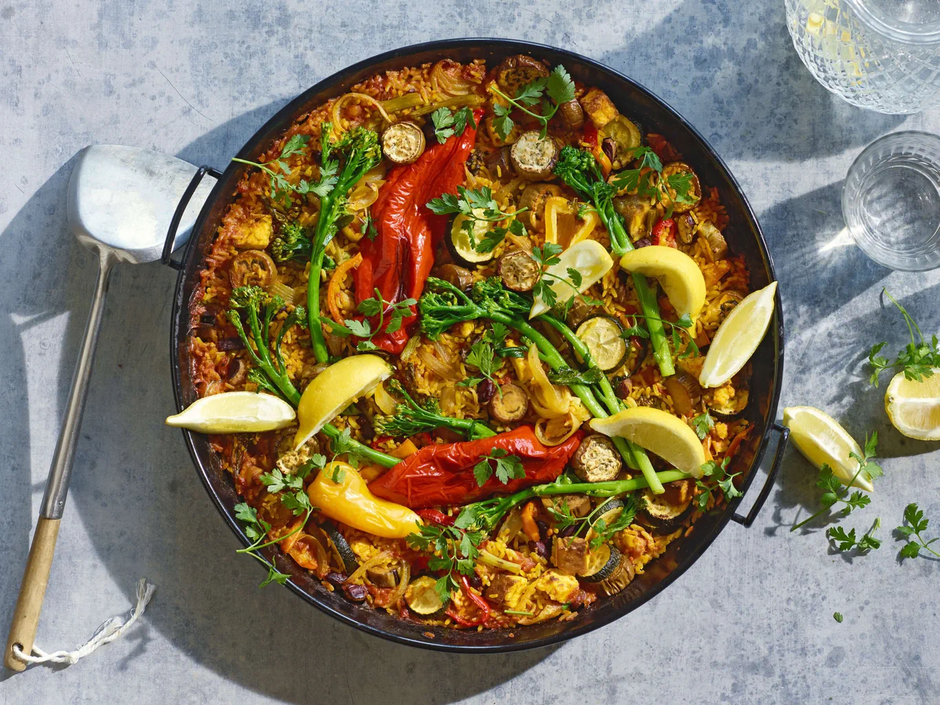 Paella di verdure e tofu alla griglia