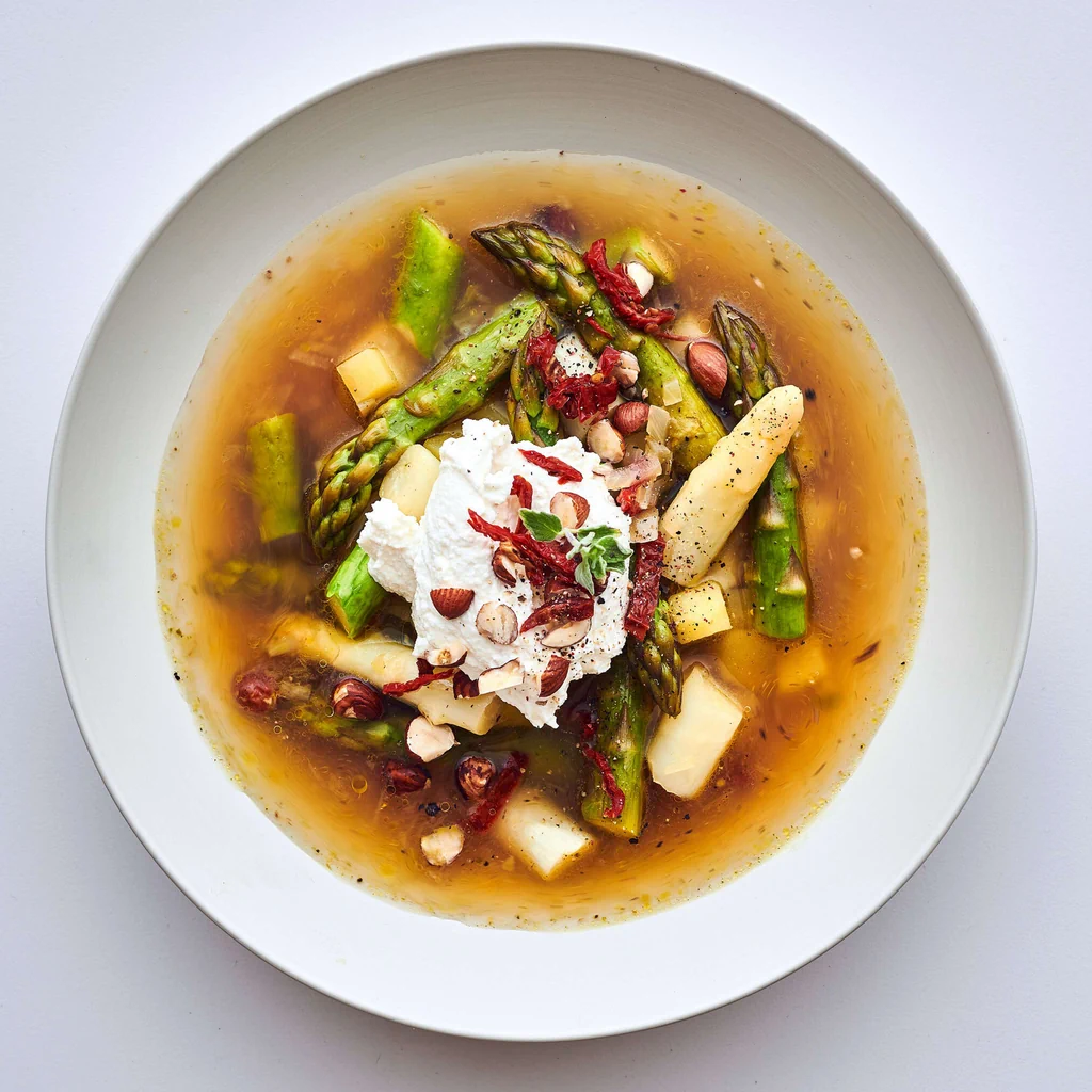 Spargelsuppe mit Ricotta-Nuss-Topping