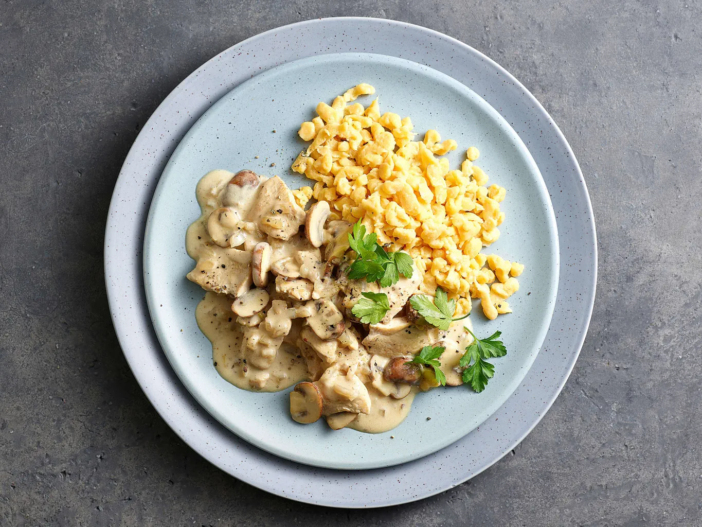 Knöpfli proteici con sminuzzato di pollo