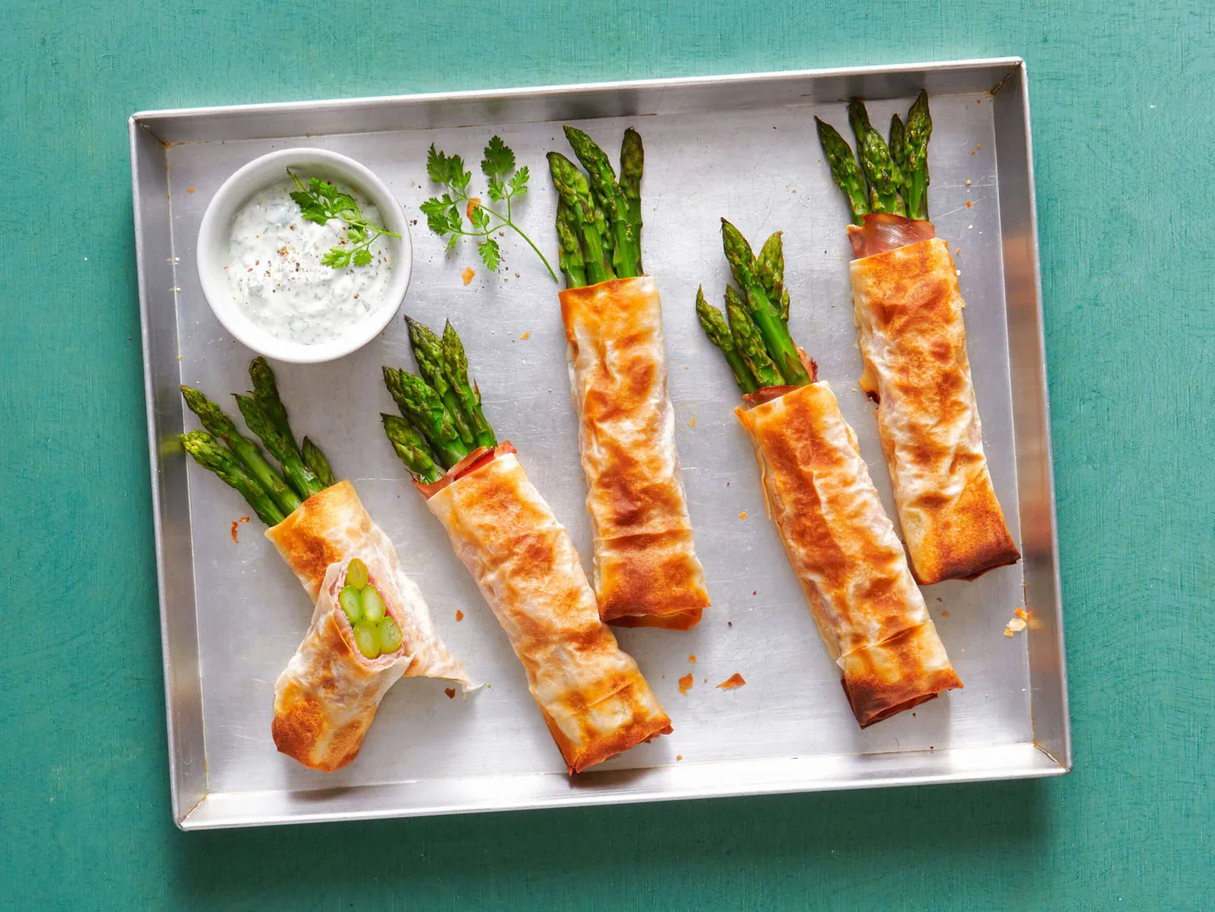 Asperges enrobées de jambon fumé et de pâte filo