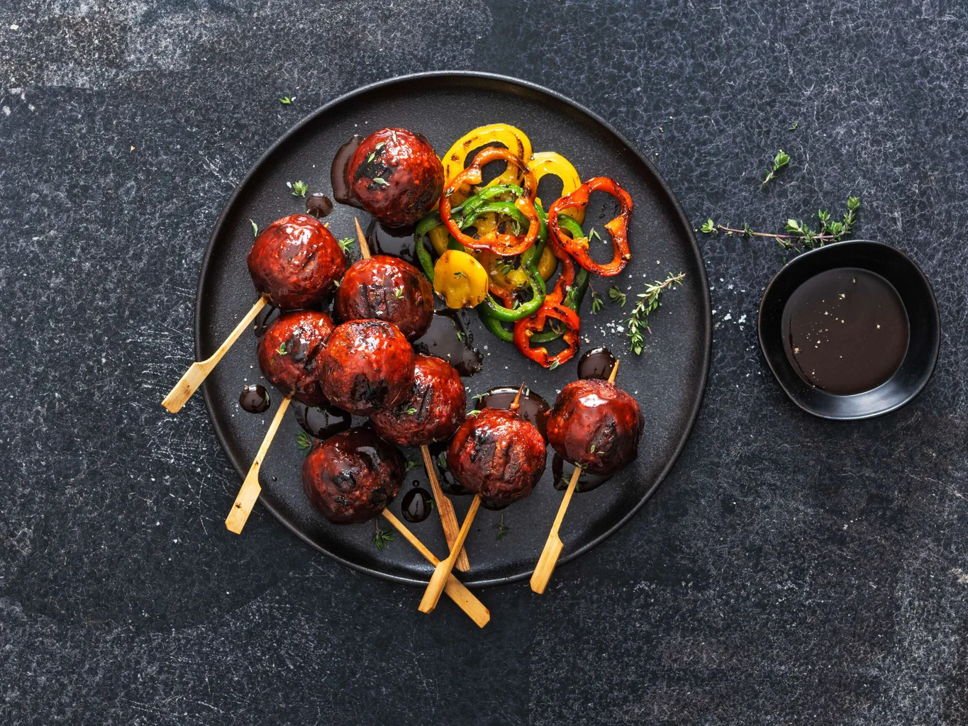 Boulettes de hachis véganes avec poivrons grillés
