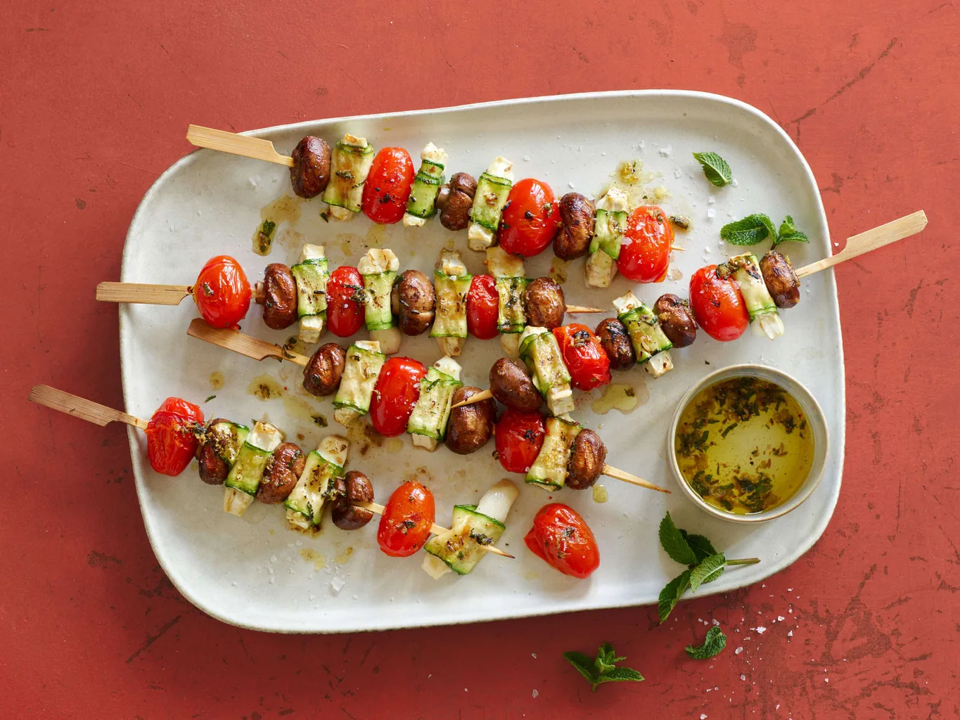 Brochettes de champignons de Paris et de fromage marinées aux épices