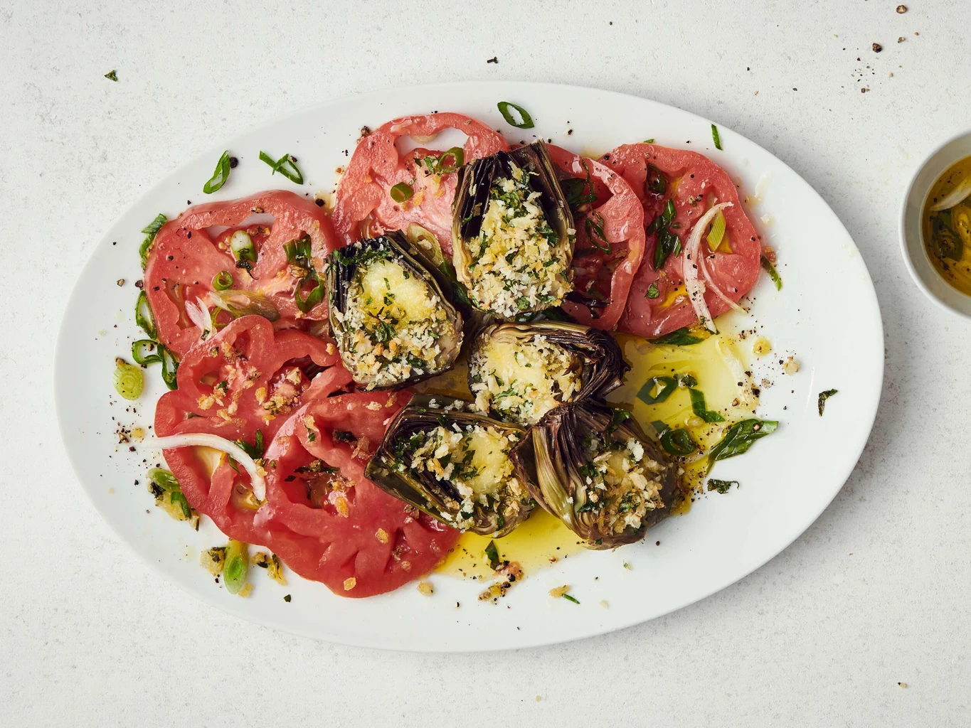 Knusper-Artischocken auf Tomatensalat
