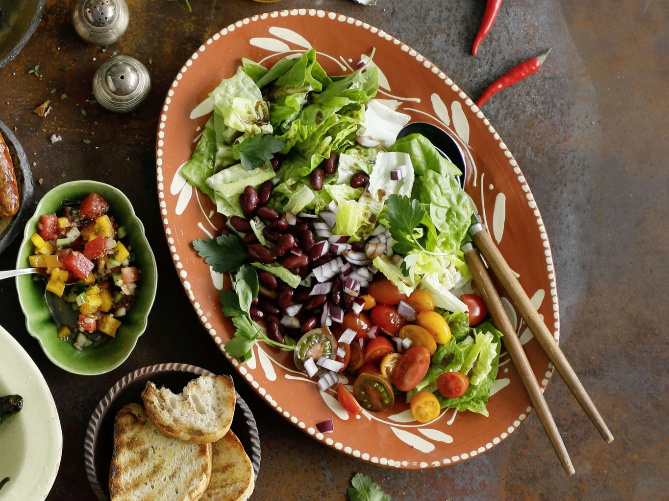 Insalata colorata con lattuga romana