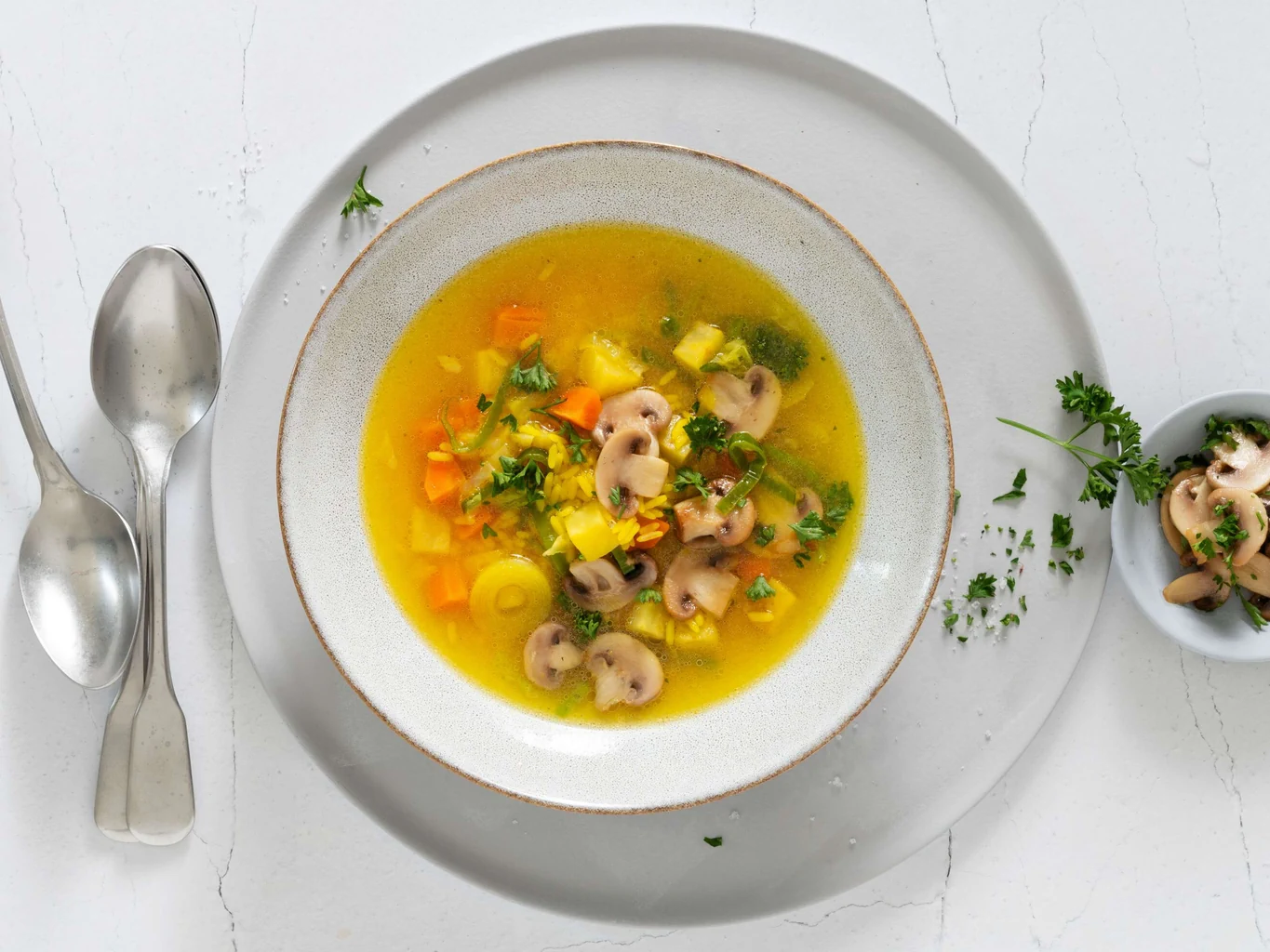 Safran-Gemüse-Suppe mit Reis