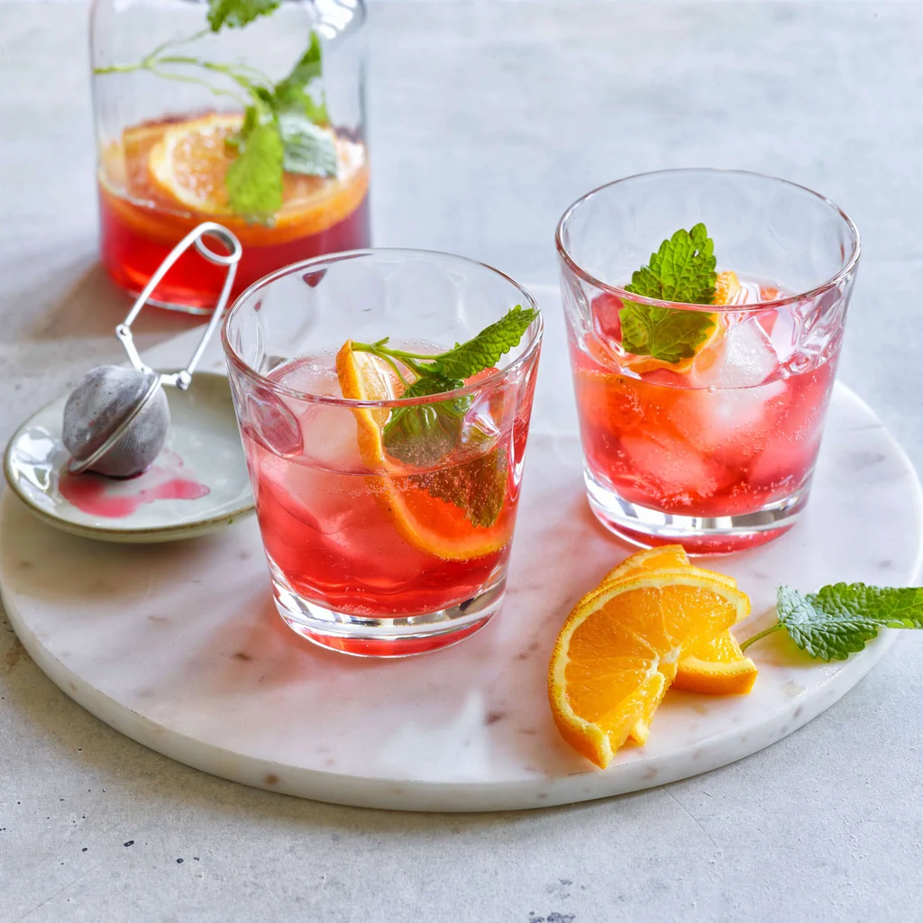 Hagebuttentee-Orangen-Wasser