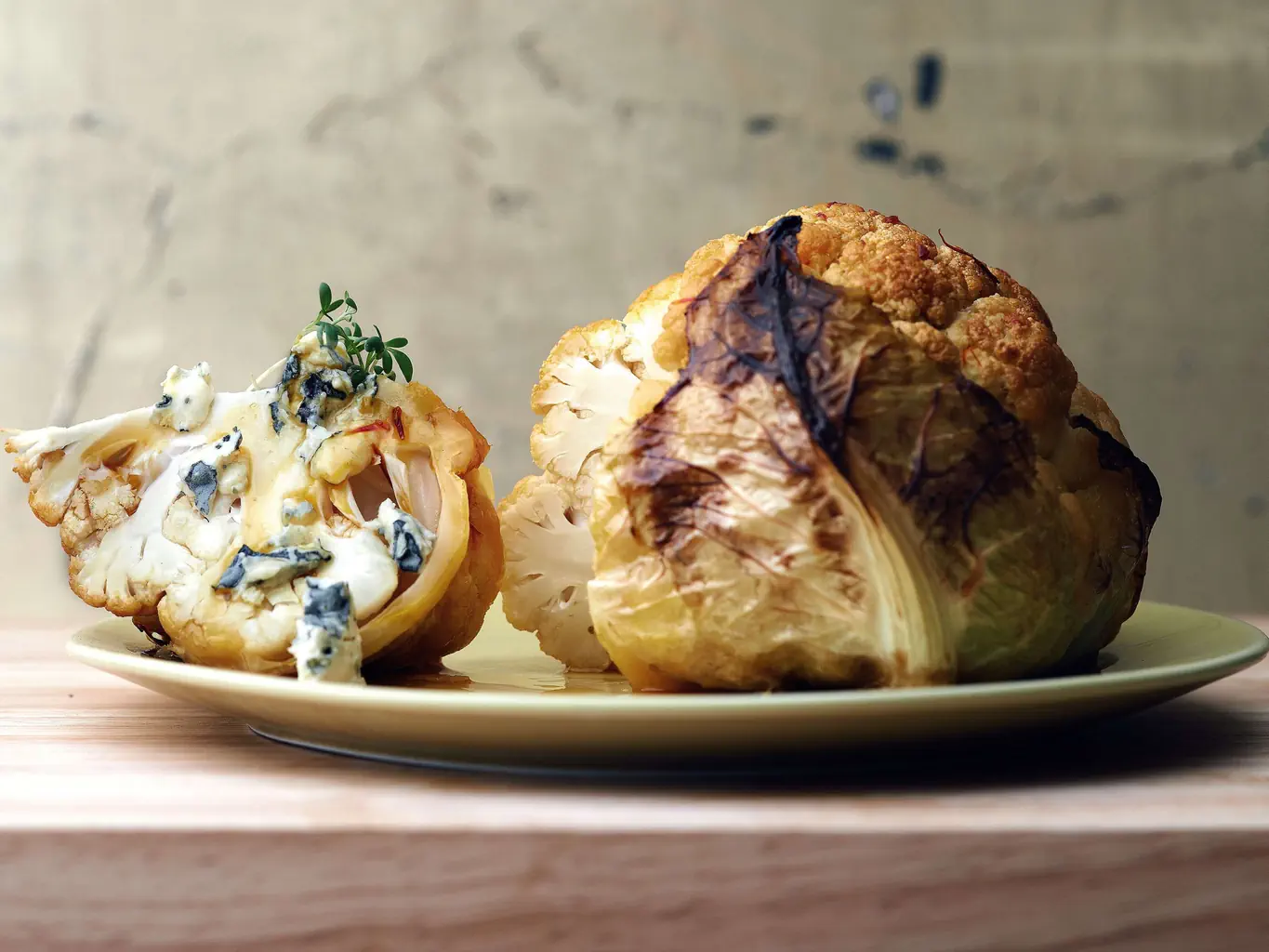 Chou-fleur entier sur le gril avec fromage bleu