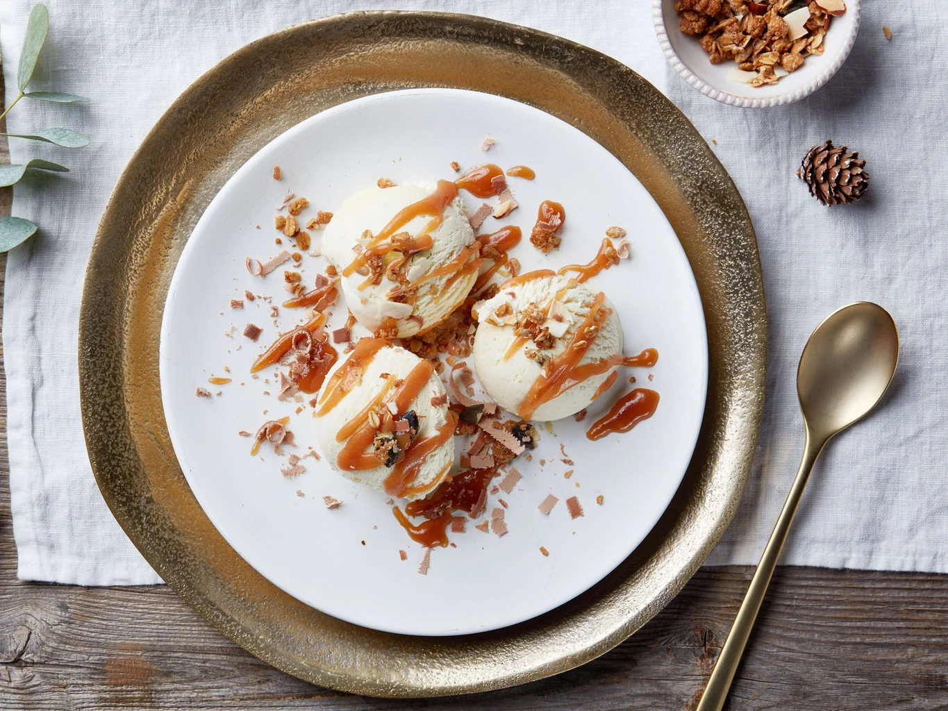 Vanilleglace mit Honig-Caramel-Sauce und Granola
