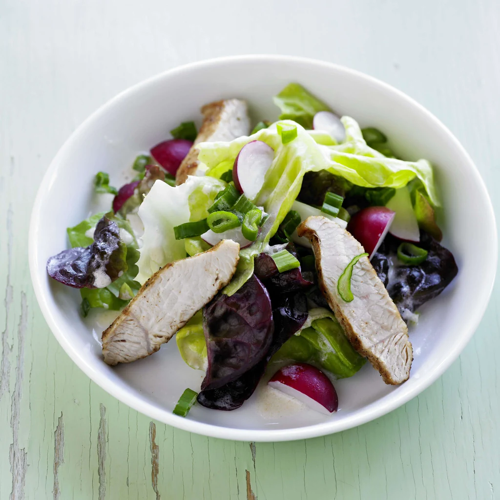 Salade de printemps avec poitrine de dinde