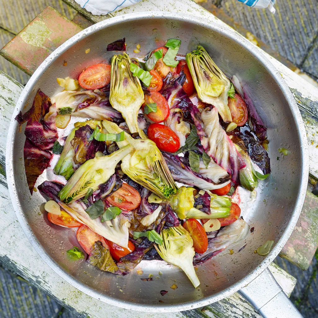 Mini-Artischocken mit Radicchio und Cherrytomaten