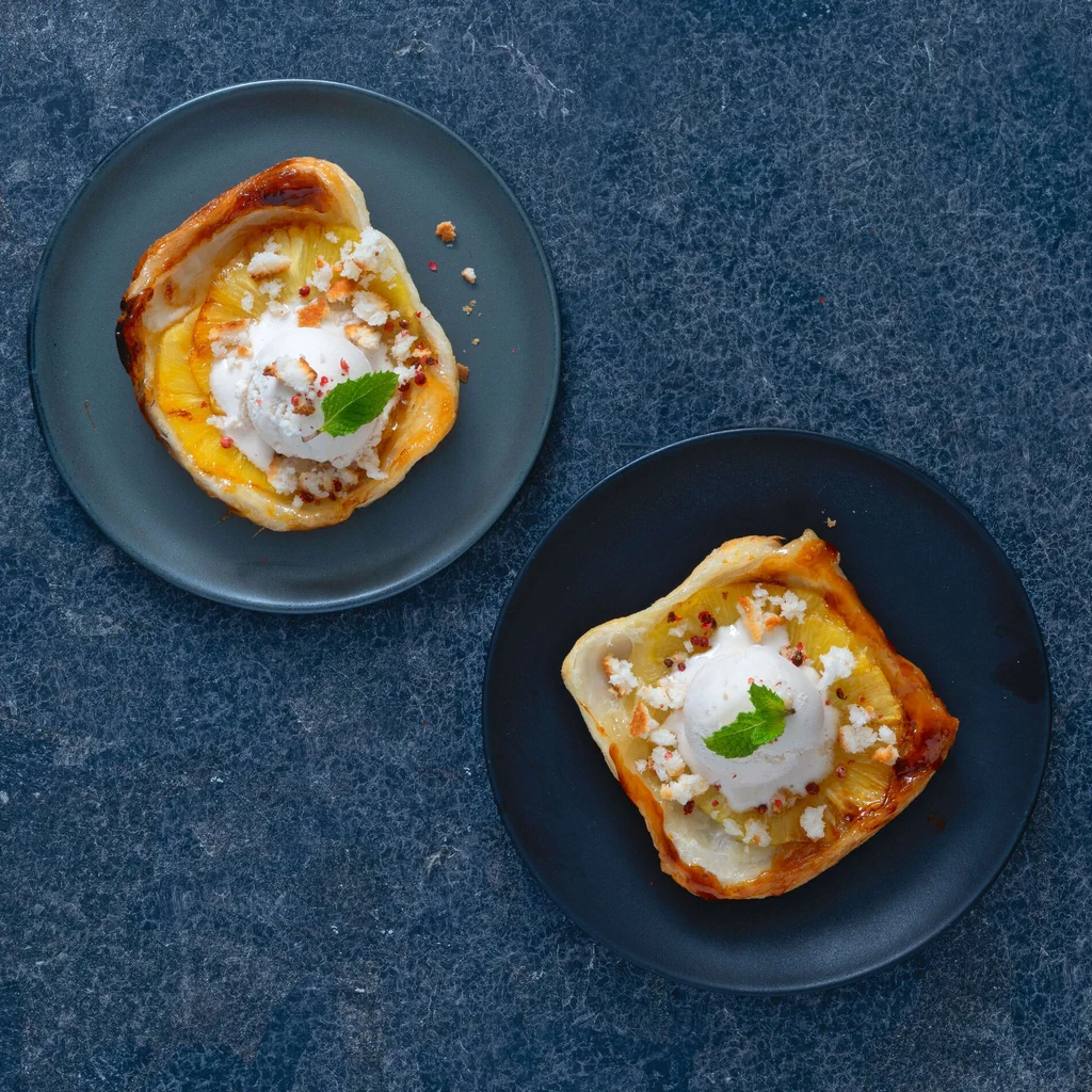 Vegane Ananastarte mit Vanilleglace