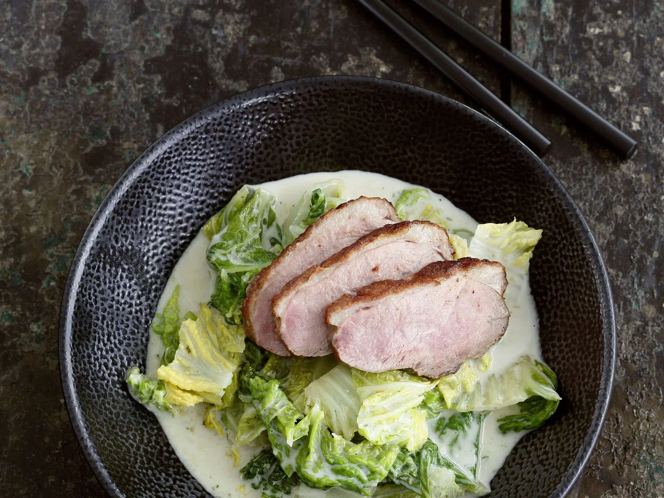 Canard sur lit de chou chinois