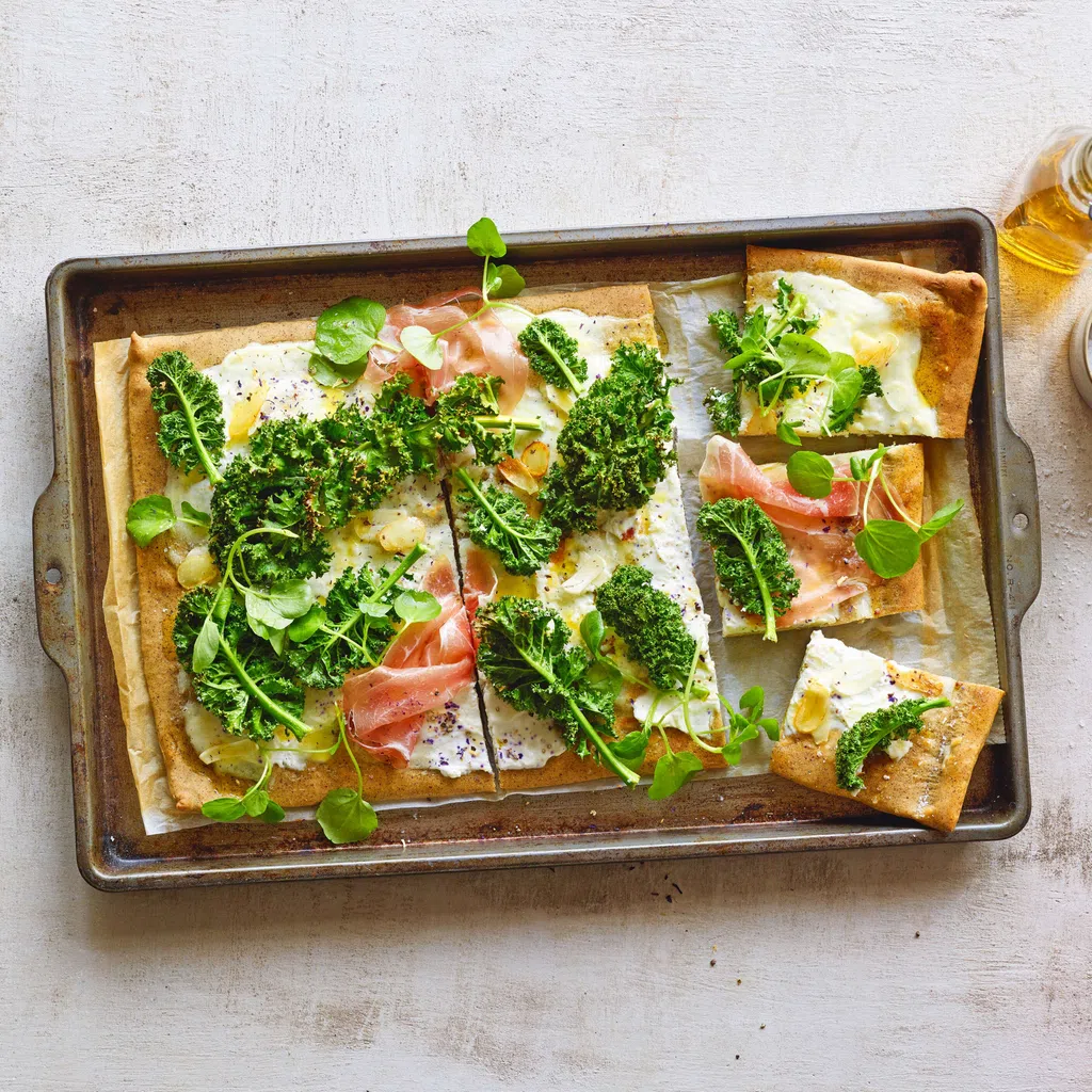 Pizza mit Federkohl und Rohschinken