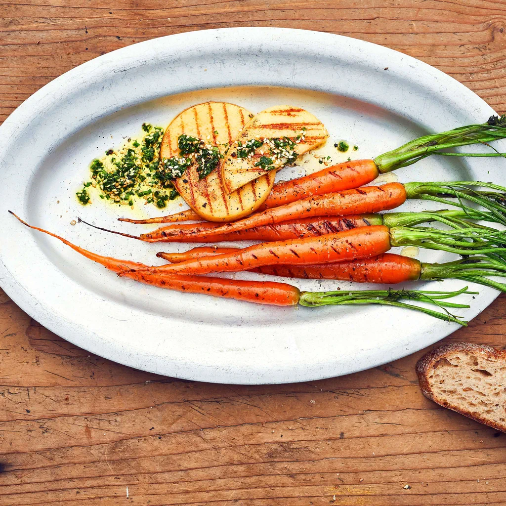 Karotten mit Kräuteröl und Grillkäse