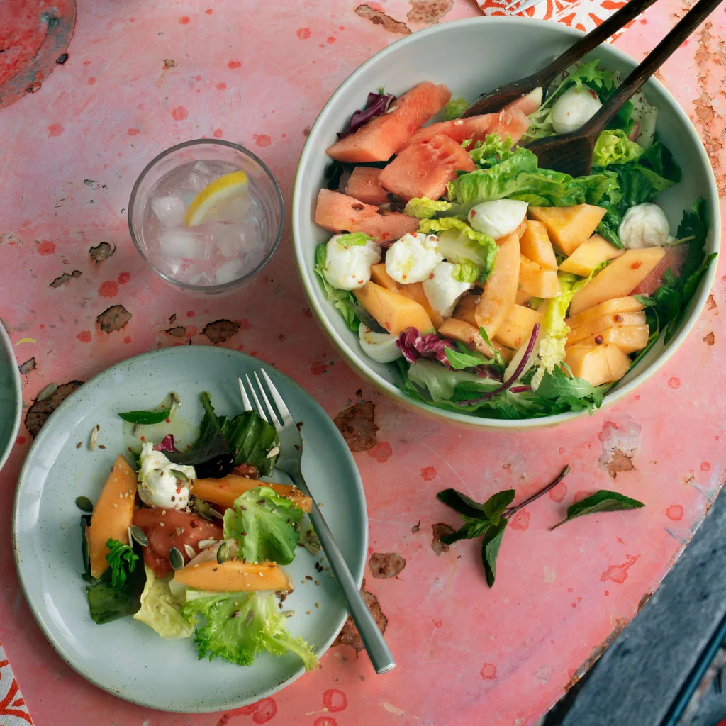 Salade caprese avec melon et pastèque
