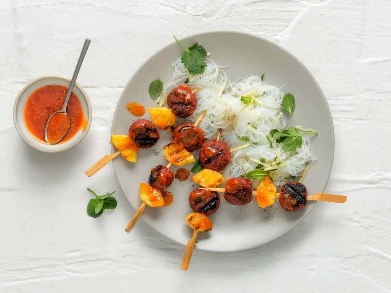 Spiedini d'ananas e di macinato vegano con insalata di vermicelli cinesi