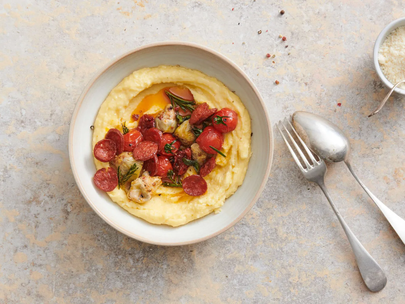 Polenta con carciofi e pomodorini al chorizo