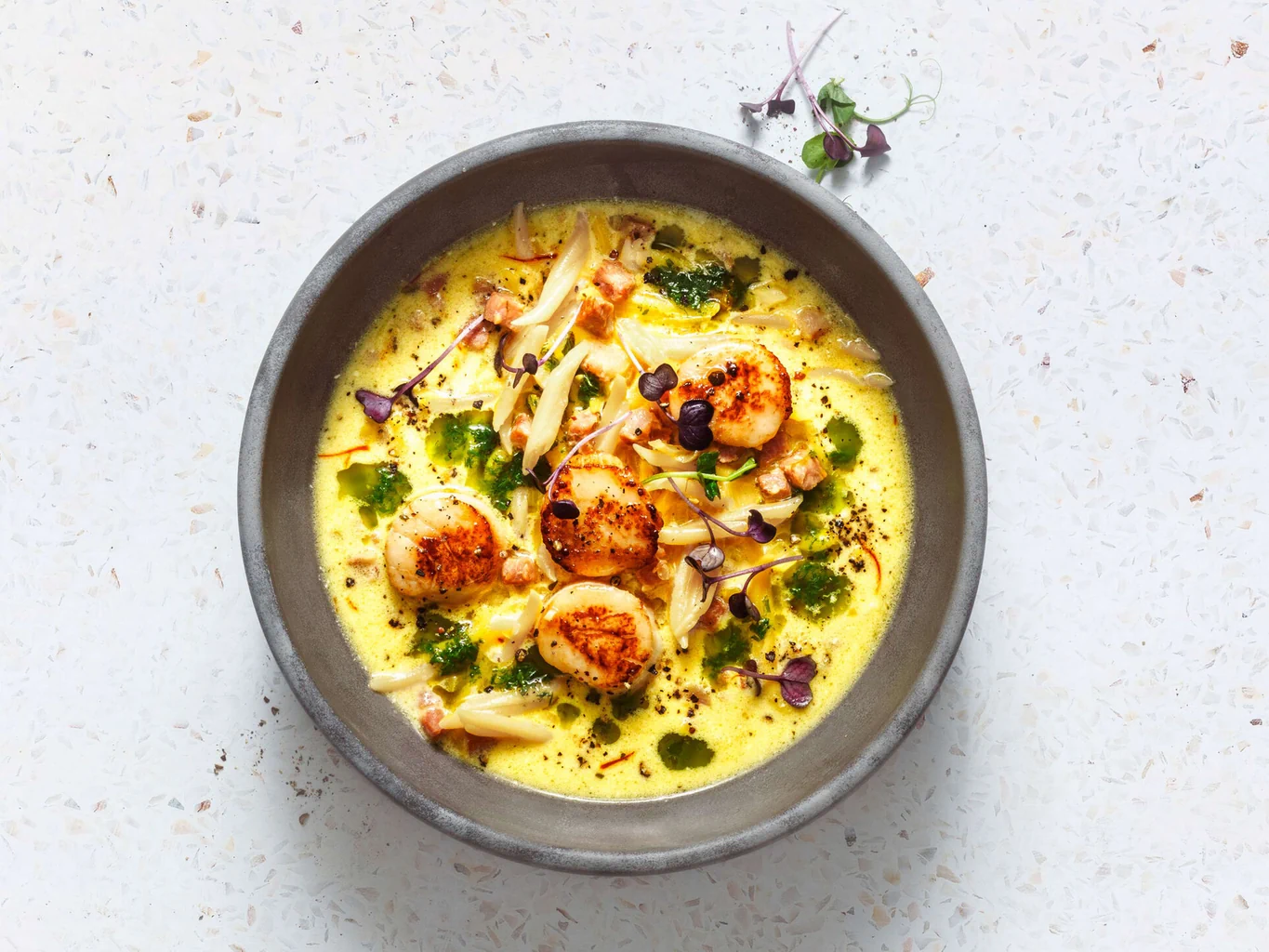 Soupe au safran avec noix de Saint-Jacques et trofie