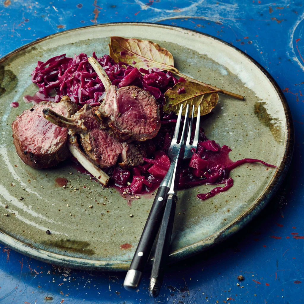 Cavolo rosso e mele cotogne con carré d’agnello