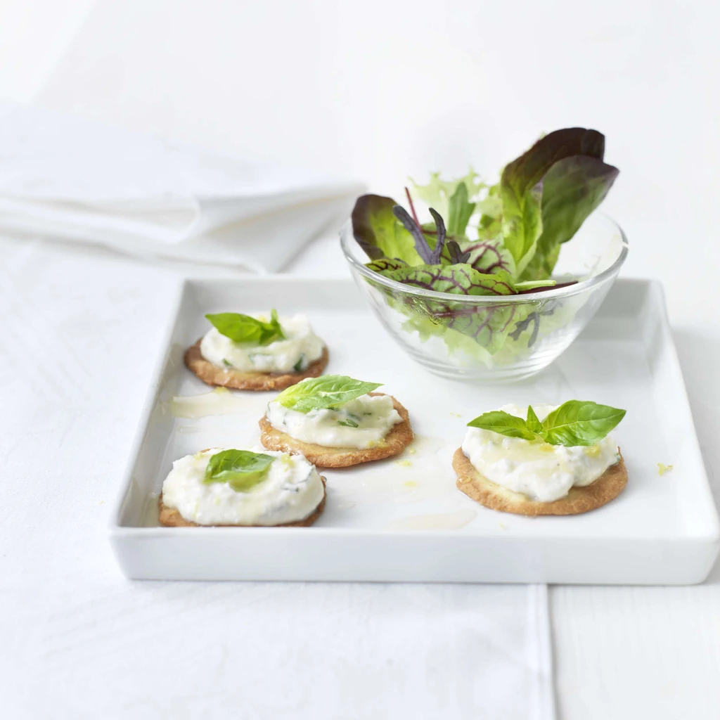 Crème au fromage de brebis avec crackers aux amandes et miel de fleurs d’oranger