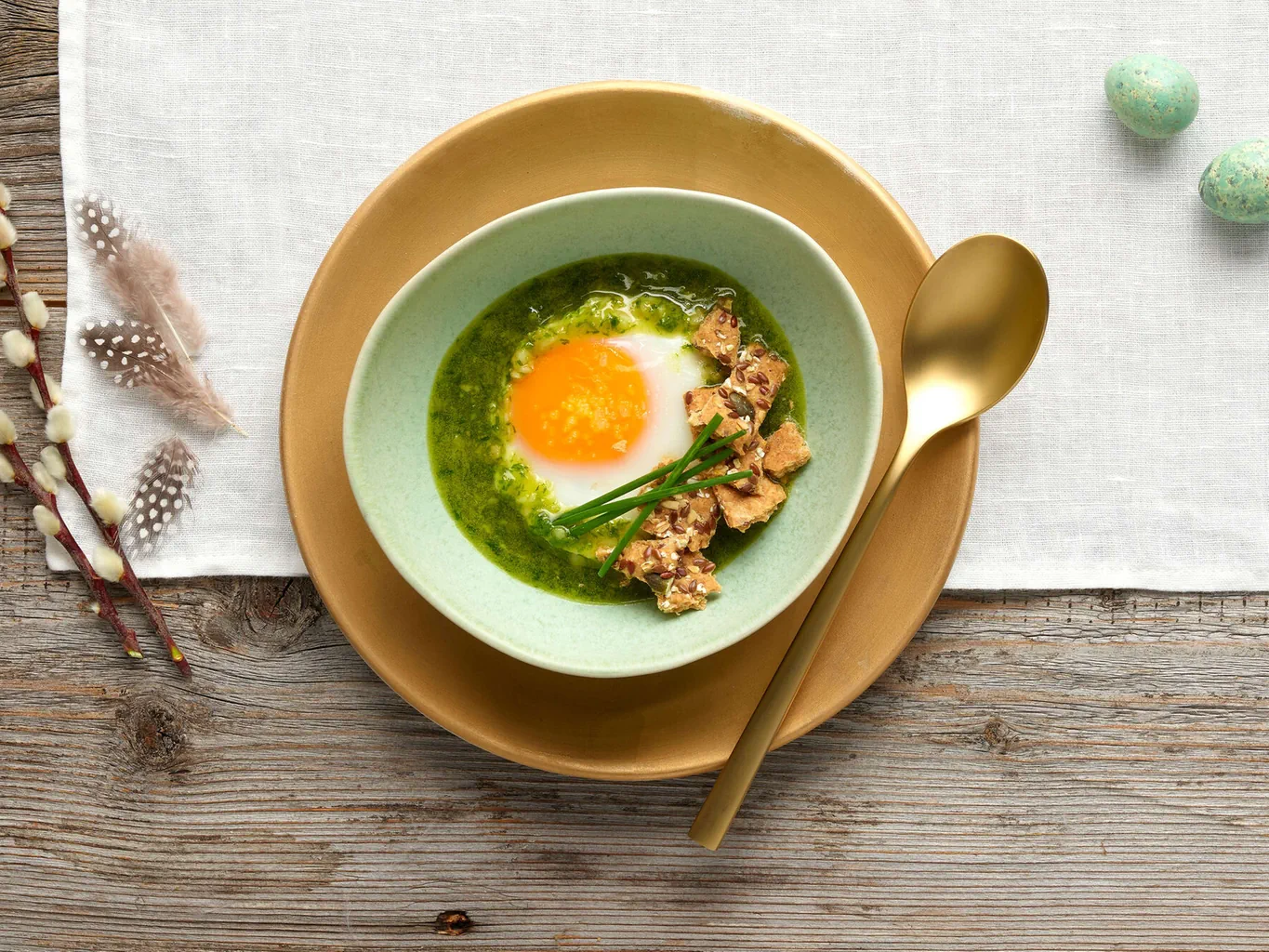 Uovo affogato con pesto all’erba cipollina