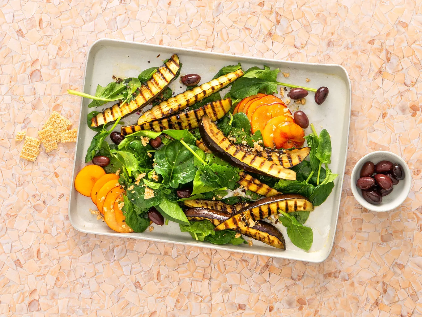Insalata di spinaci con melanzane e susine