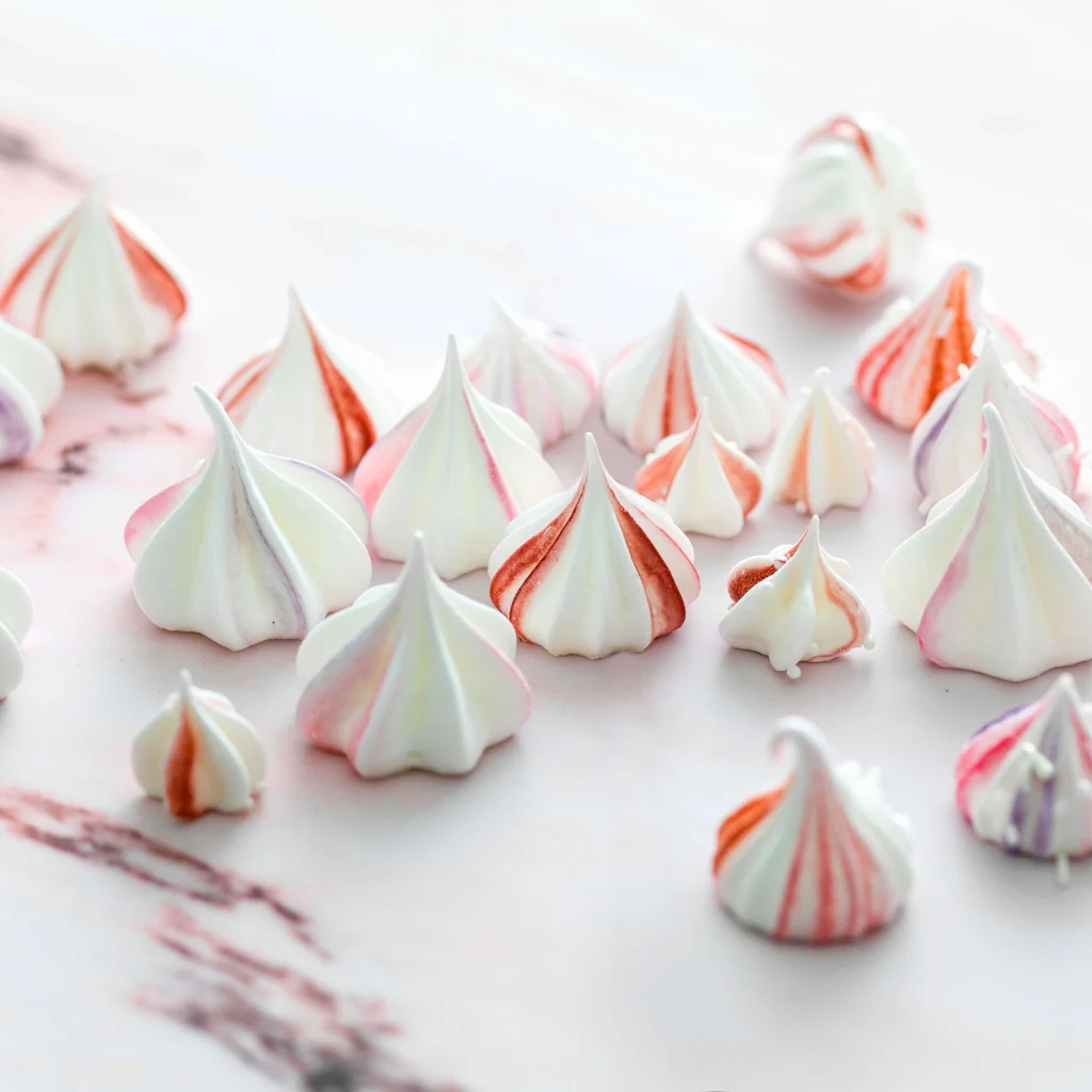 Farbig marmorierte Meringues