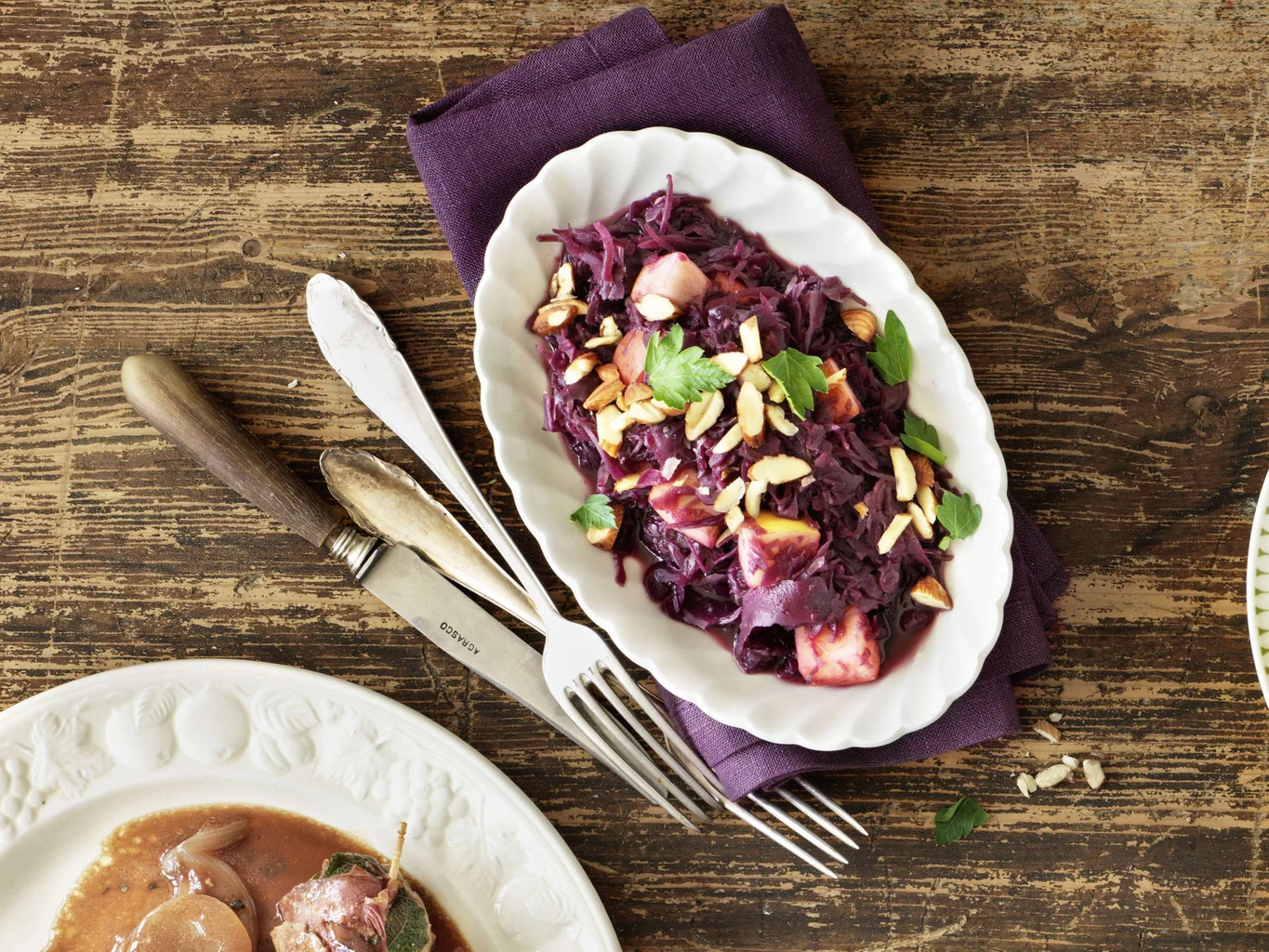 Rotkohl mit Äpfeln und Rauchmandeln