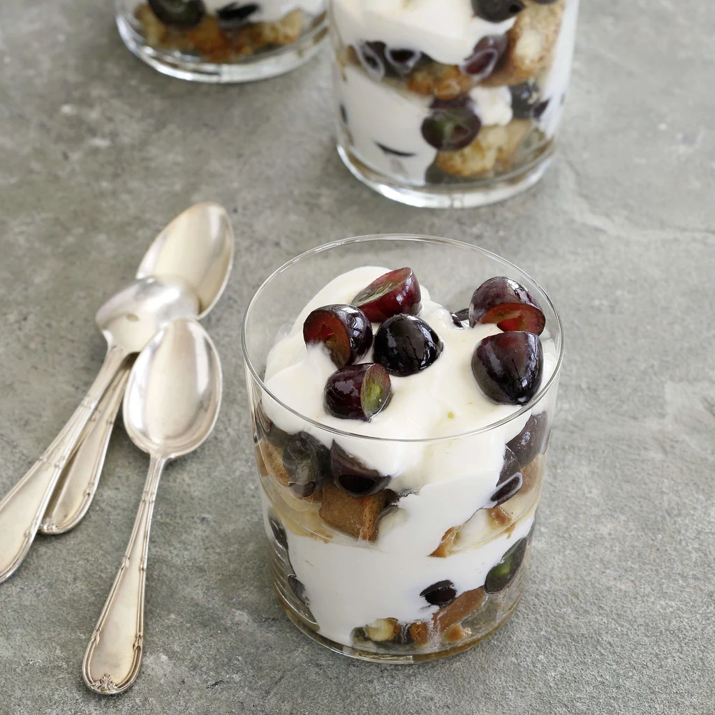 Schichtdessert mit Trauben