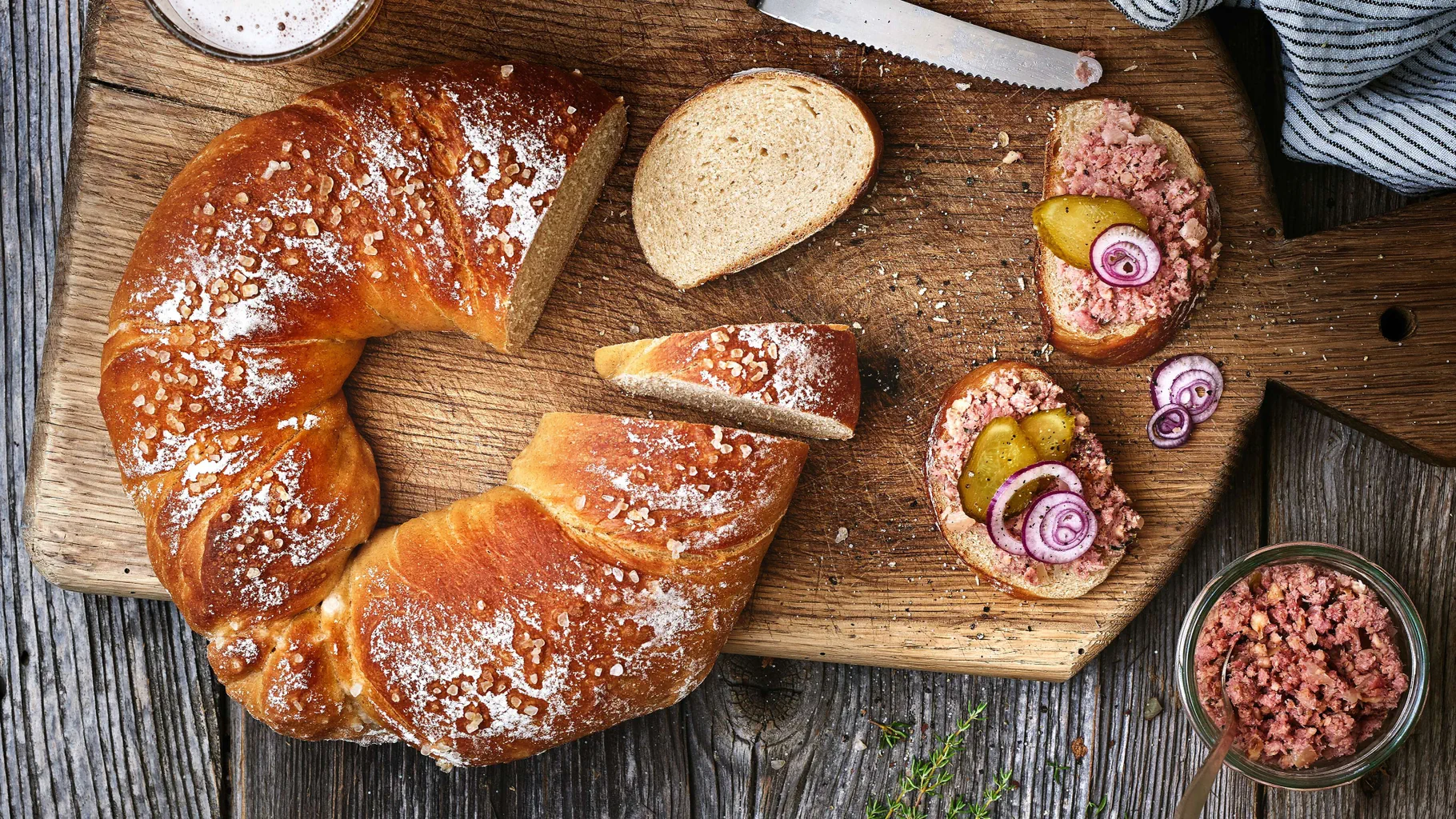 Pain à la bière avec pâte à tartiner aux lardons