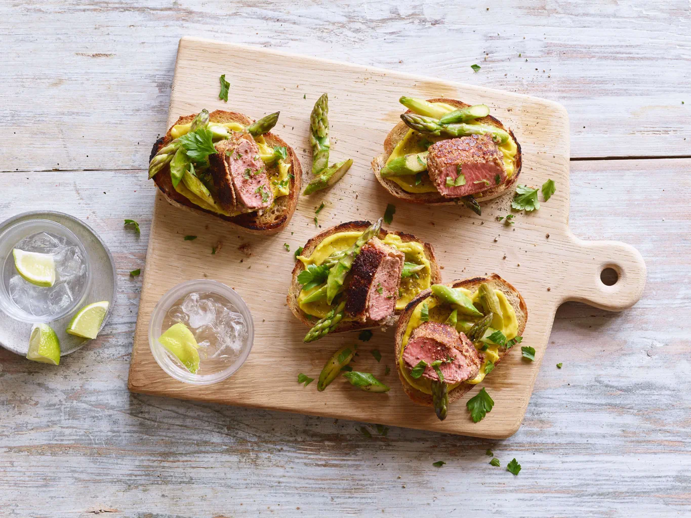 Tartine agli asparagi con agnello