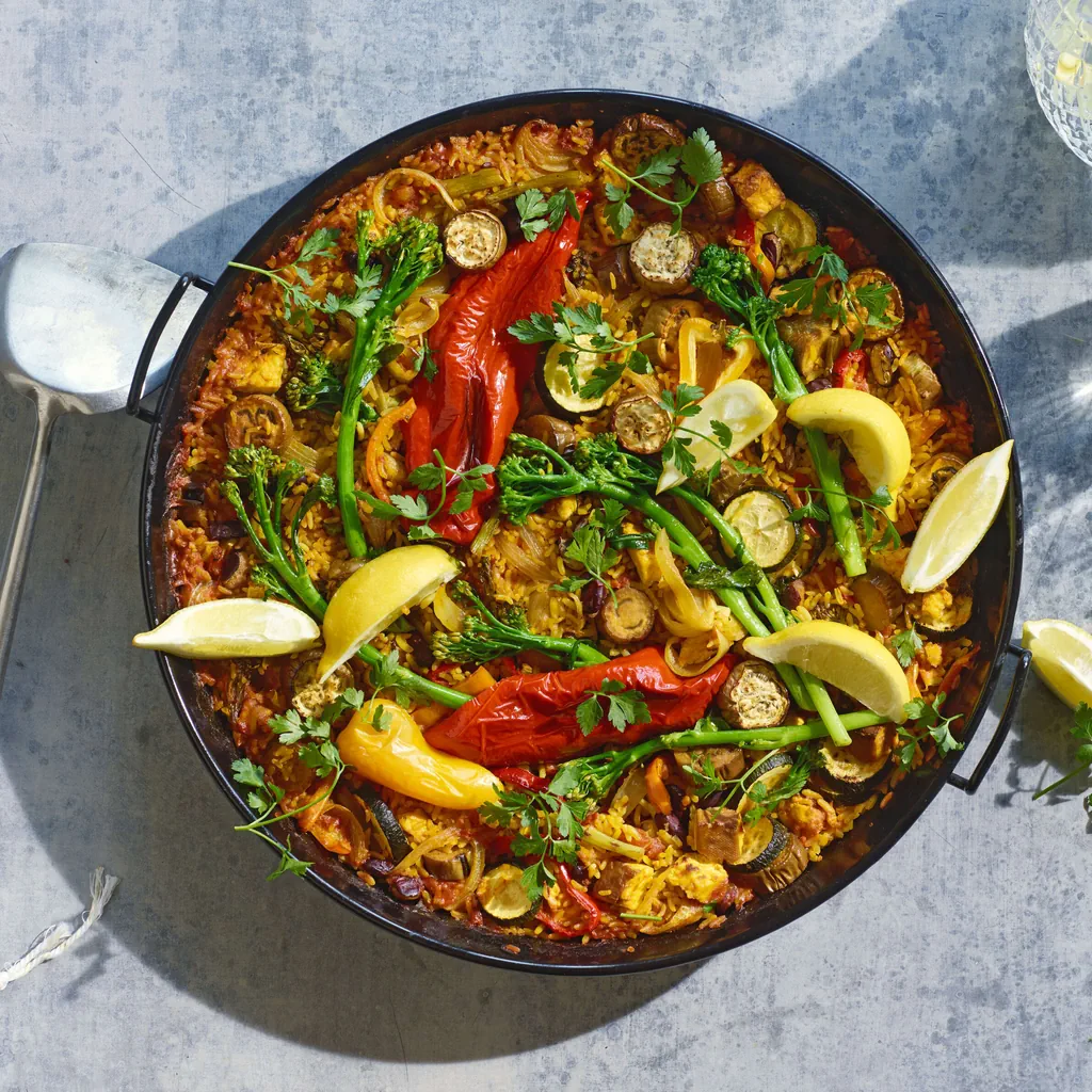 Gemüse-Paella vom Grill mit Tofu