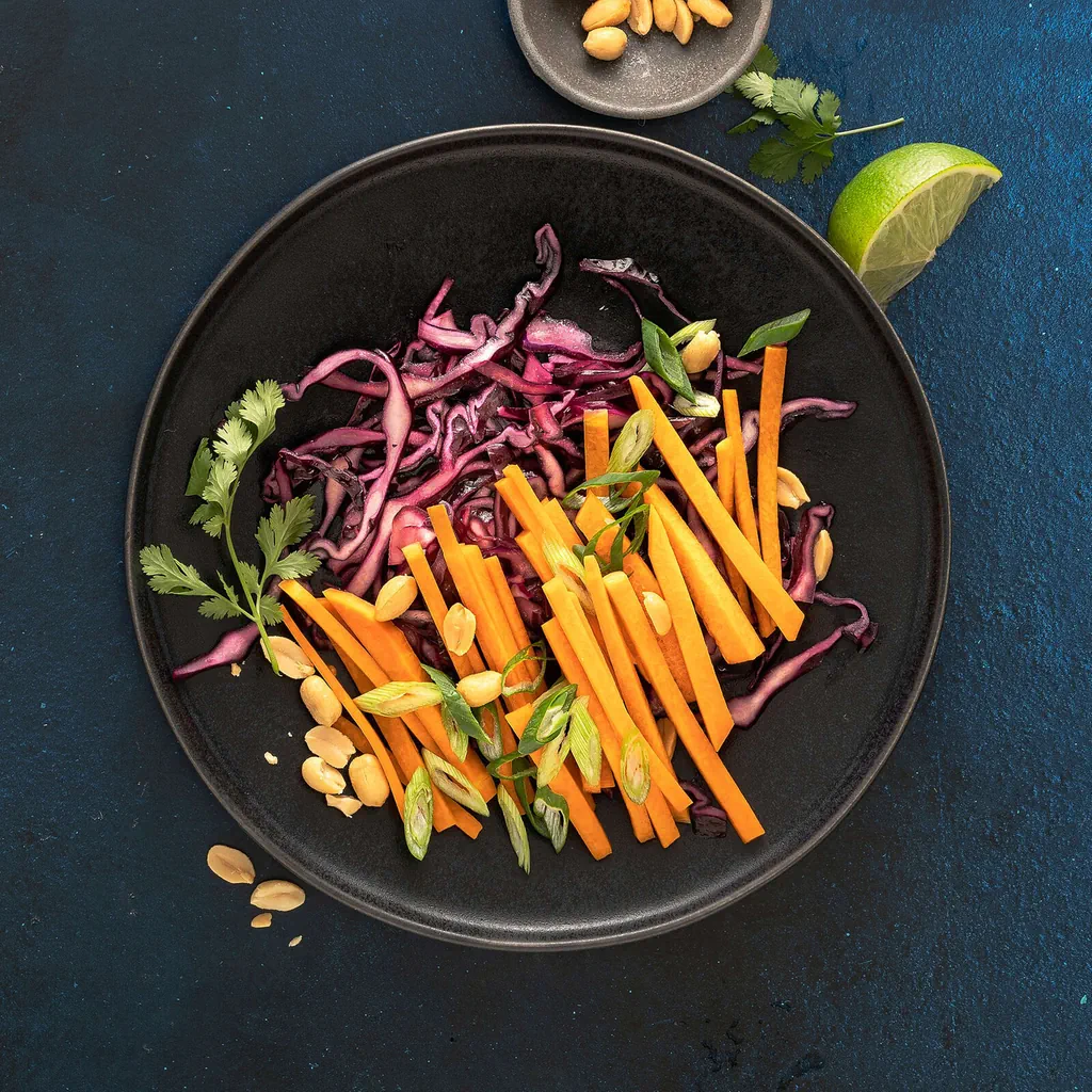 Salade de courge et de chou rouge aux cacahouètes 