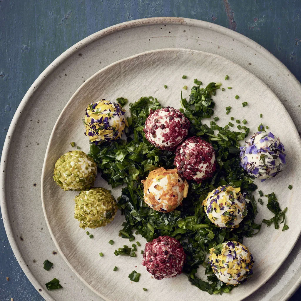 Boules de fromage frais avec fleurs et pistaches