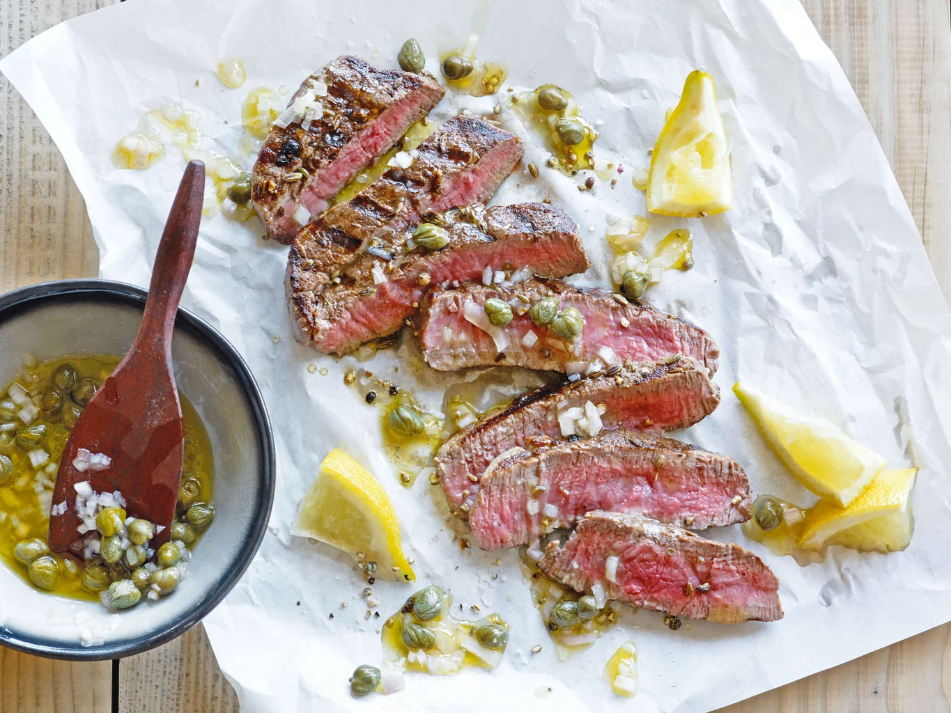 Medaglioni di manzo con salsa di capperi e limone