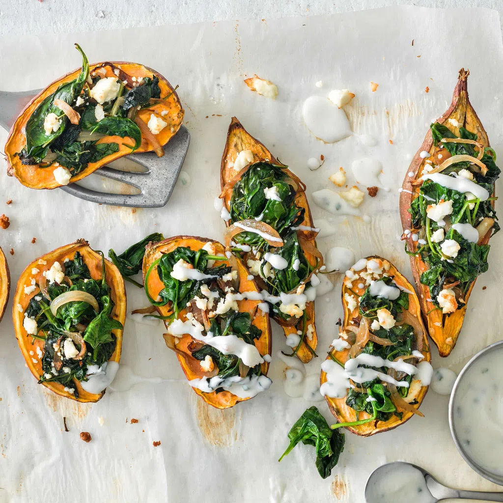 Süsskartoffeln mit Spinat, Feta und Knoblauchcreme