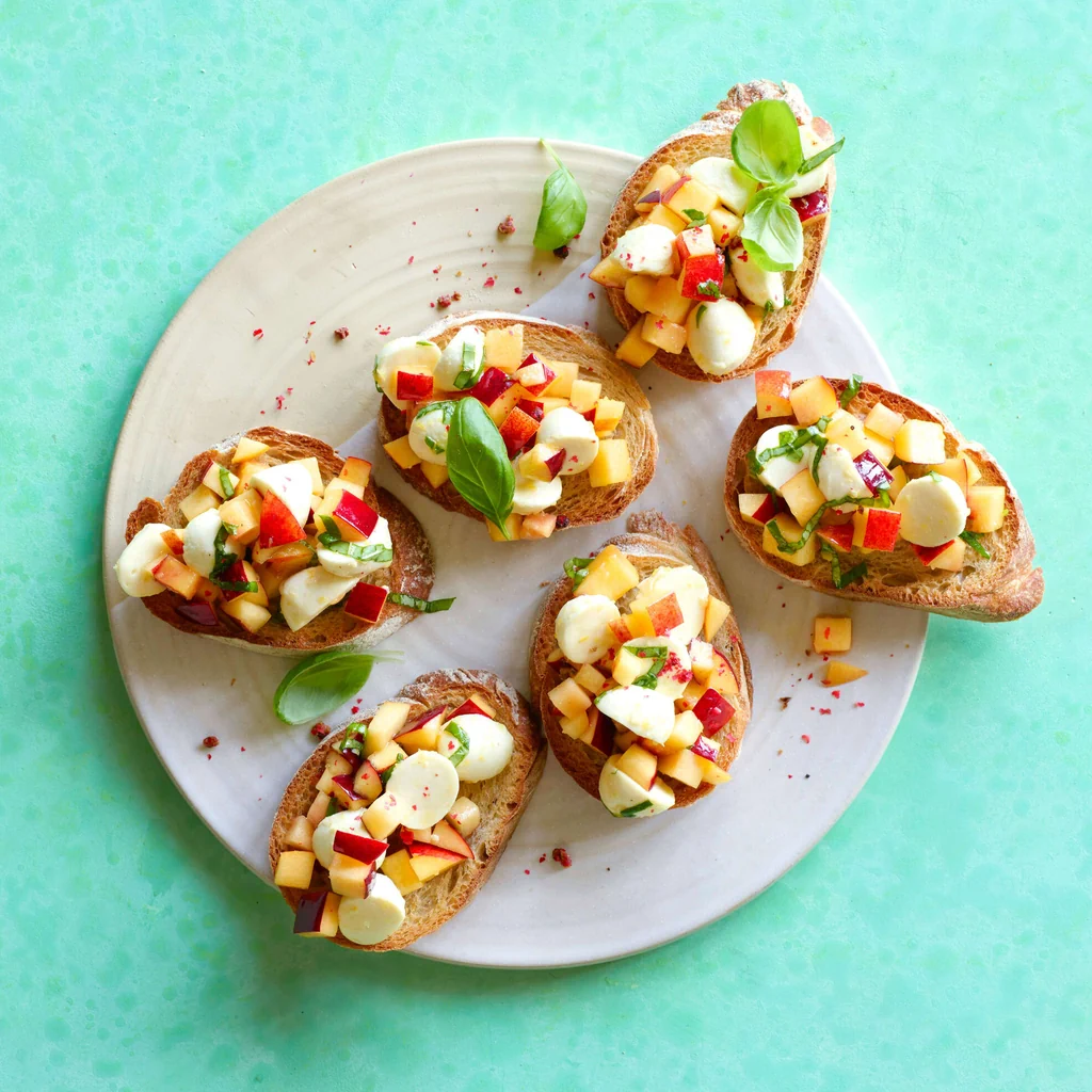 Bruschette mit Nektarinen und Mozzarella