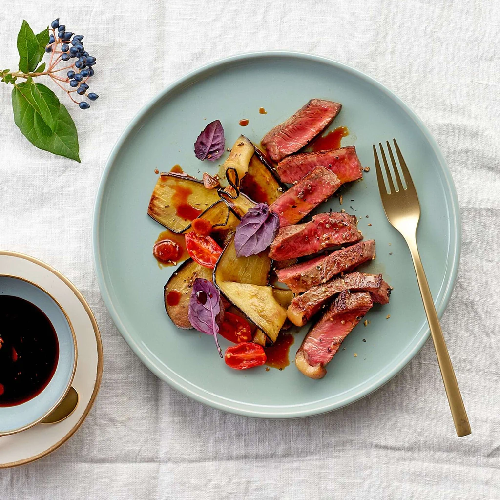 Entrecôte mit Teriyaki-Sauce und Tomaten-Auberginen-Gemüse