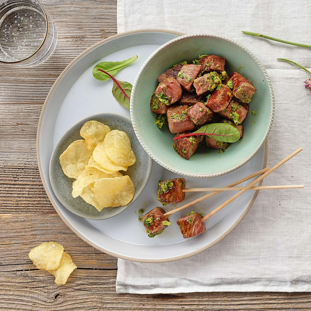 Scharfe Entrecôte-Bites mit Kräuterpaste