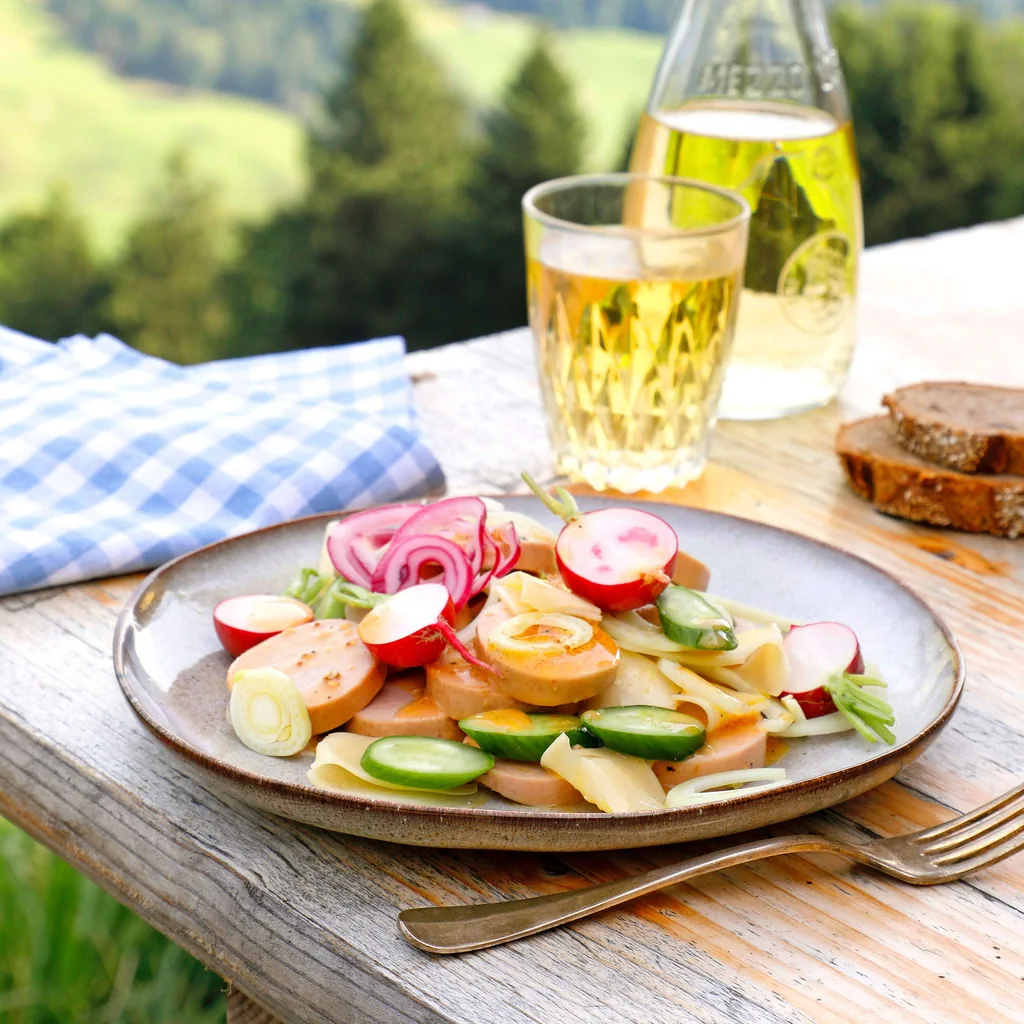Salade de cervelas, de fromage et de crudités