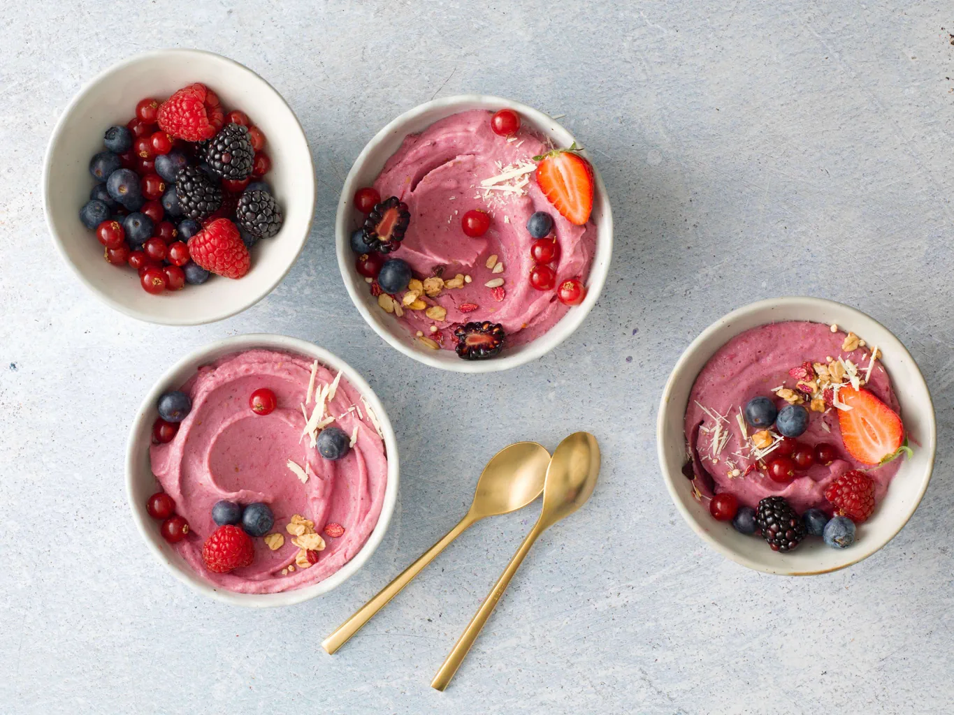 Nice cream aux baies avec granola