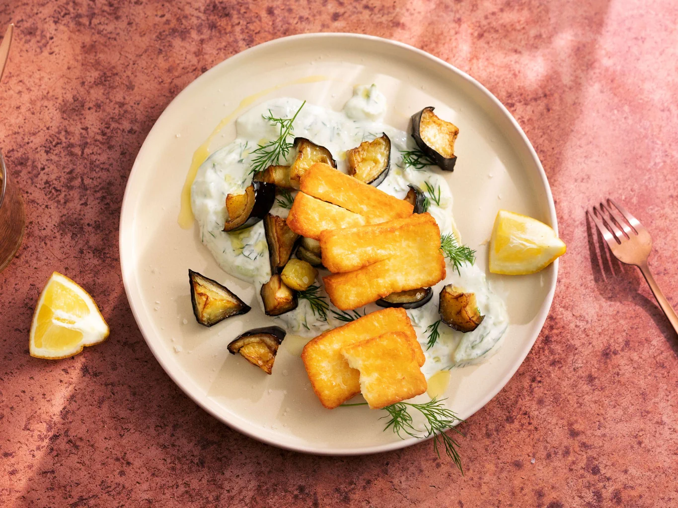 Halloumi-Auberginen-Salat mit Gurkenjoghurt